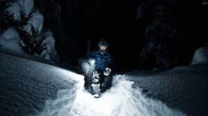 冬の夜道で水をかけられる