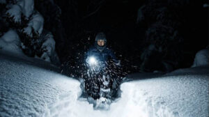 冬の夜道で水をかけられる