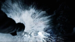 冬の夜道で水をかけられる